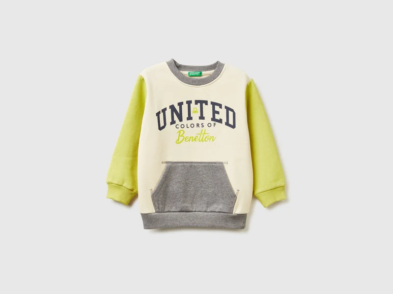 Warmes Sweatshirt mit Kängurutasche