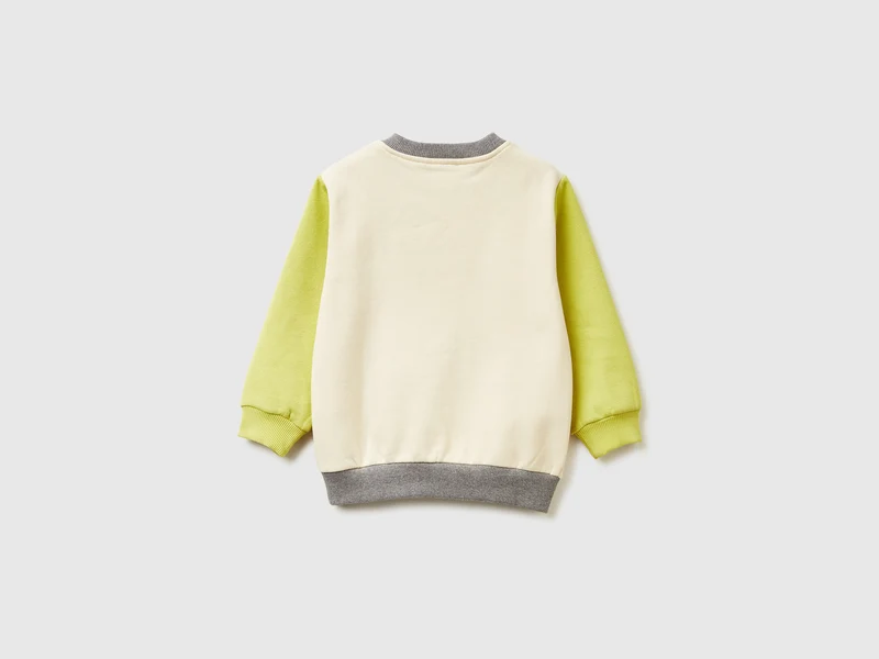 Warmes Sweatshirt mit Kängurutasche