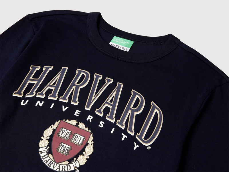 T-Shirt mit Rundhalsausschnitt ©Harvard University