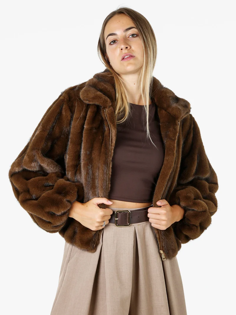 Cappotto corto da donna in ecopelliccia con maniche a campana - marrone