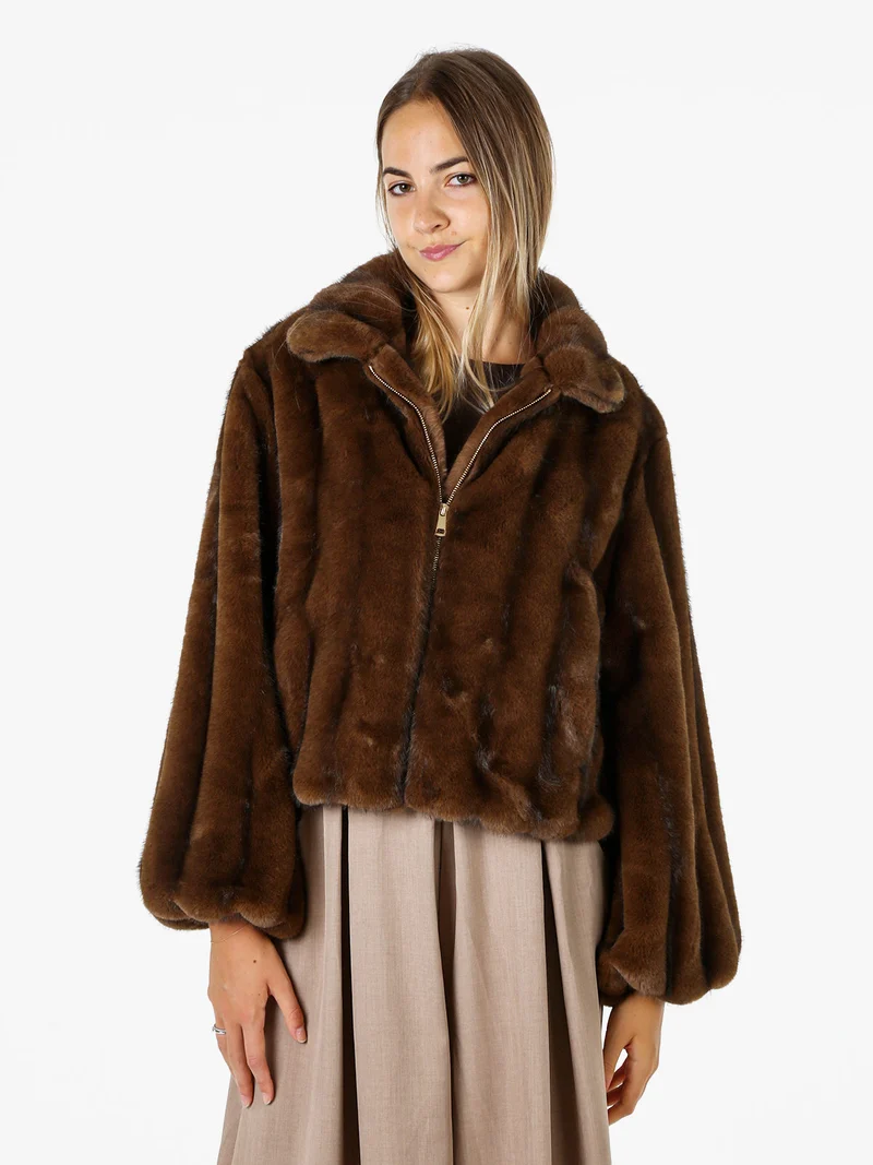 Cappotto corto da donna in ecopelliccia con maniche a campana - marrone