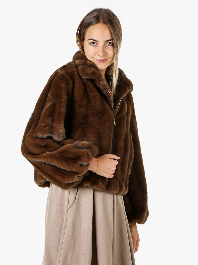 Cappotto corto da donna in ecopelliccia con maniche a campana - marrone