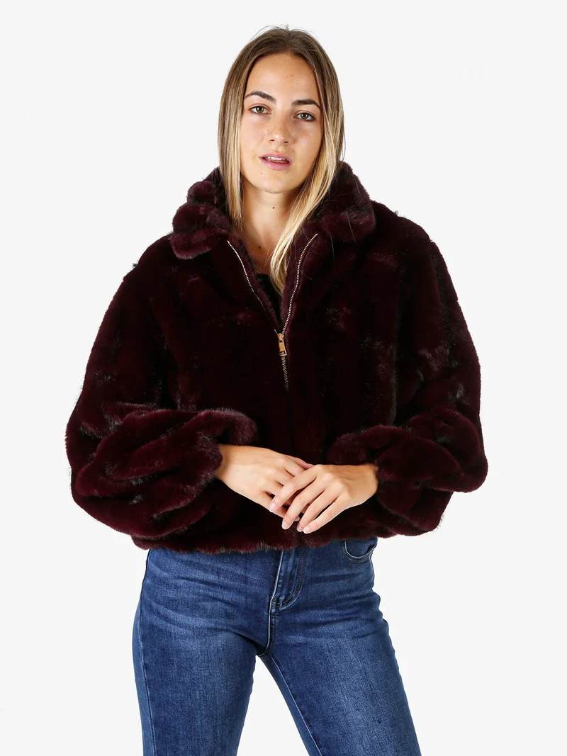 Cappotto corto da donna in ecopelliccia con maniche a campana - bordeaux
