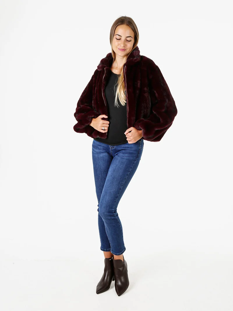 Cappotto corto da donna in ecopelliccia con maniche a campana - bordeaux