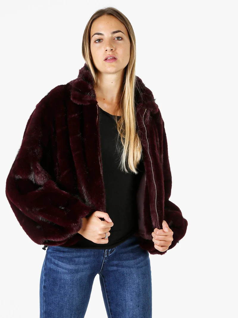 Cappotto corto da donna in ecopelliccia con maniche a campana - bordeaux