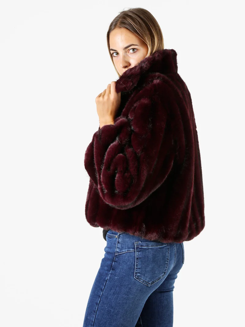 Cappotto corto da donna in ecopelliccia con maniche a campana - bordeaux