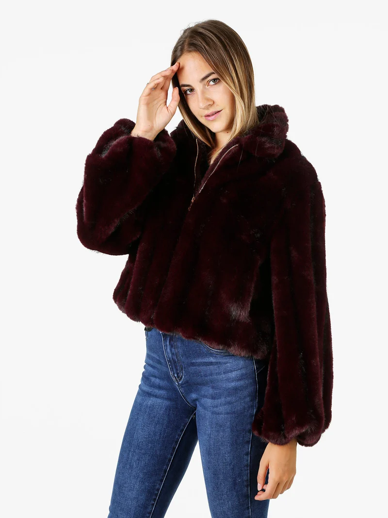 Cappotto corto da donna in ecopelliccia con maniche a campana - bordeaux