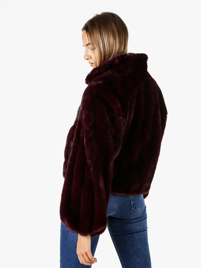 Cappotto corto da donna in ecopelliccia con maniche a campana - bordeaux