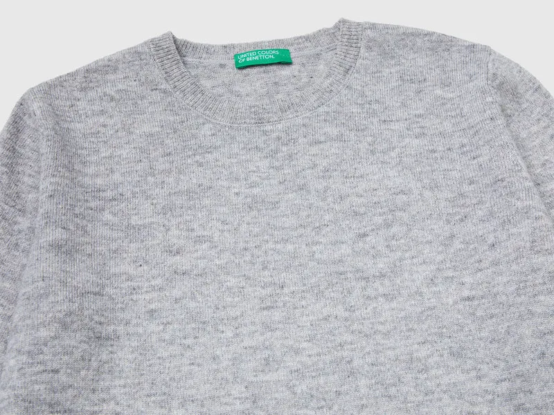 Pullover aus einer Woll-Viskose-Mischung