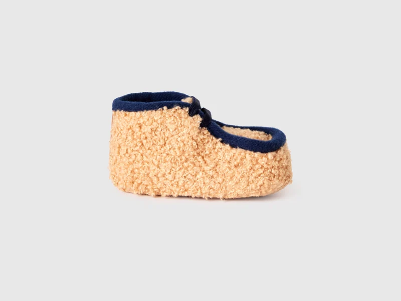 Schuhe mit Teddybär-Effekt