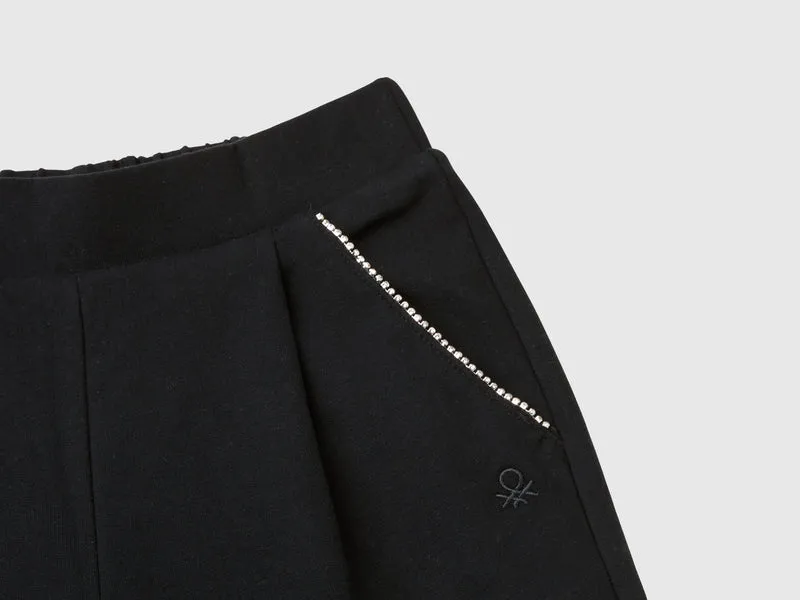 Hose mit Applikation mit Schmuck-Effekt