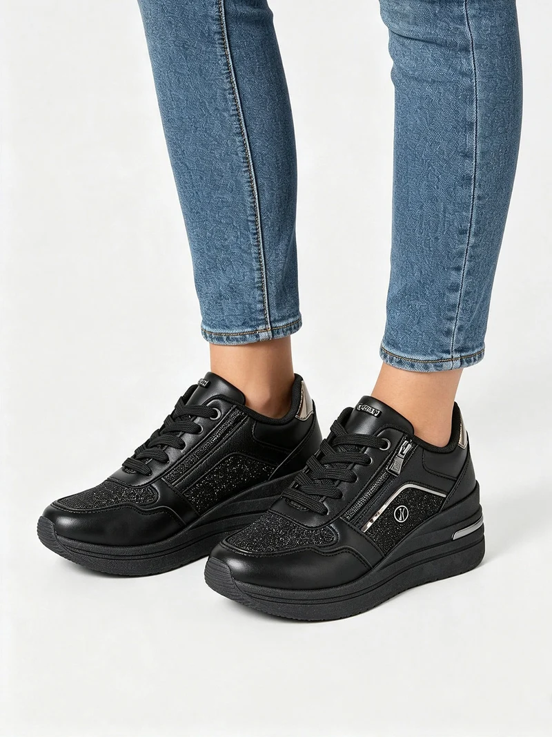 Sneakers donna in ecopelle con zeppa e dettagli brillantinati - nero