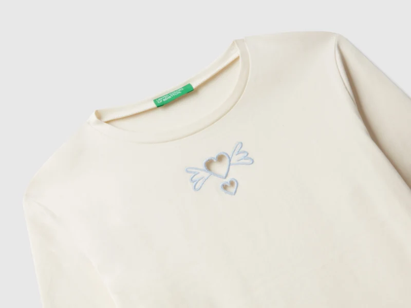 T-Shirt mit ausgeschnittenen Herzen