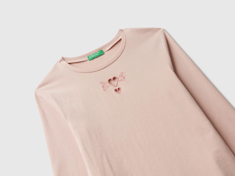 T-Shirt mit ausgeschnittenen Herzen