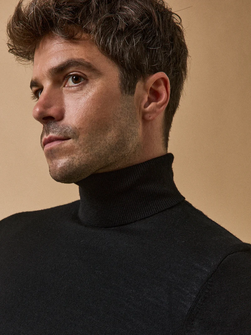 Leichtmaschiger Herrenpullover aus Merinowolle mit Rollkragen