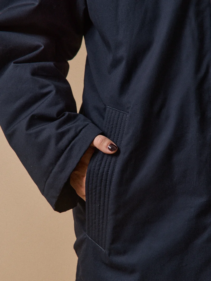 Halblanger und gefütterter Damen-Parka aus Webpelz