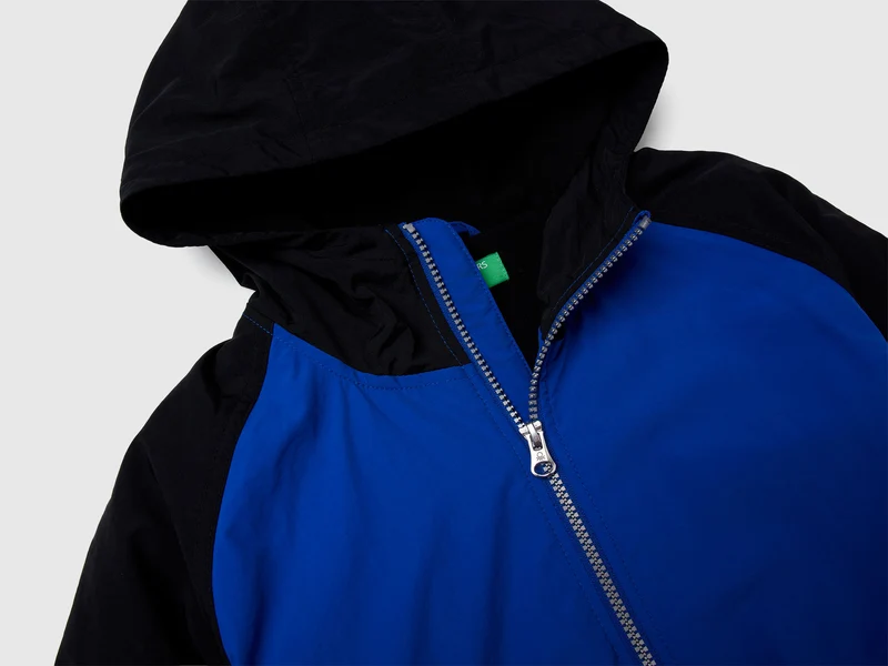 Nylonjacke mit Kapuze