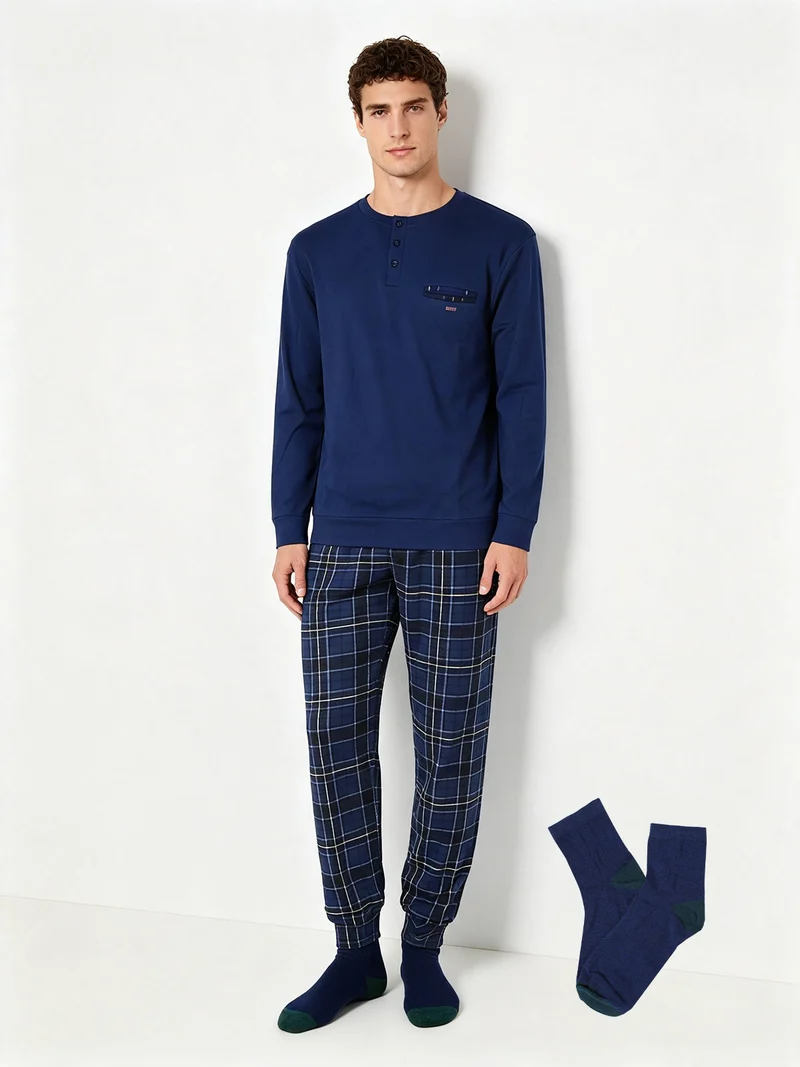Pigiama lungo da uomo in cotone con pantaloni a quadri e calze incluse - blu scuro