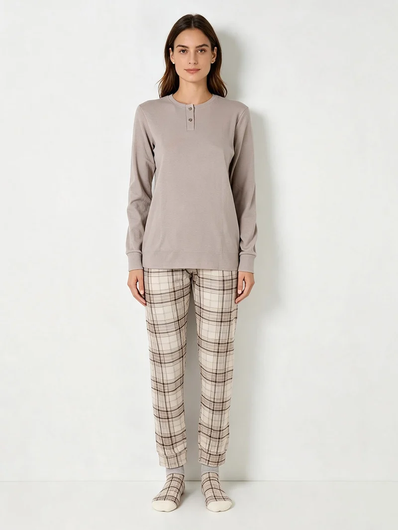Pigiama lungo da donna a costine con pantaloni a quadri in cotone e calze incluse - sabbia