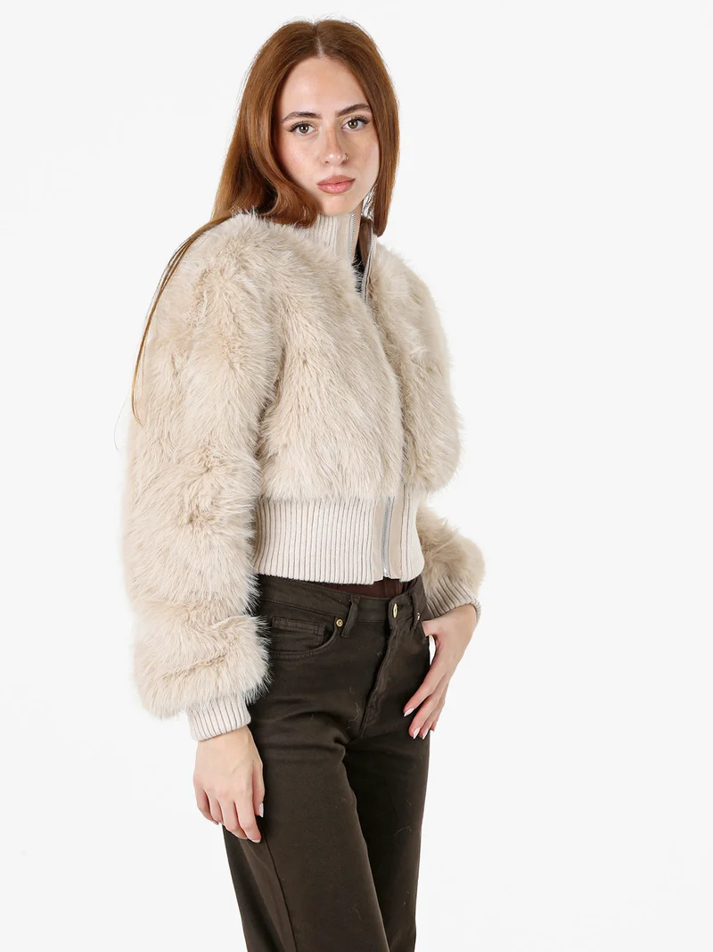 Giacca corta da donna in ecopelliccia con zip - beige