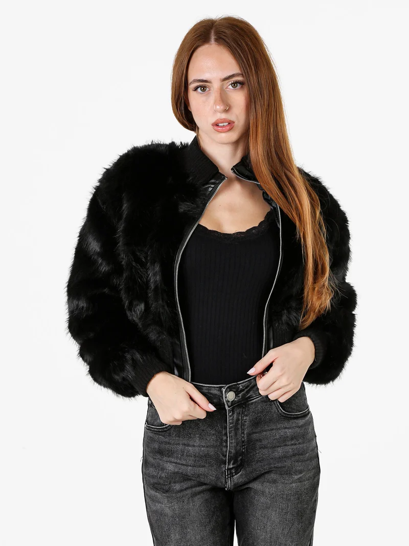 Giacca corta da donna in ecopelliccia con zip - nero
