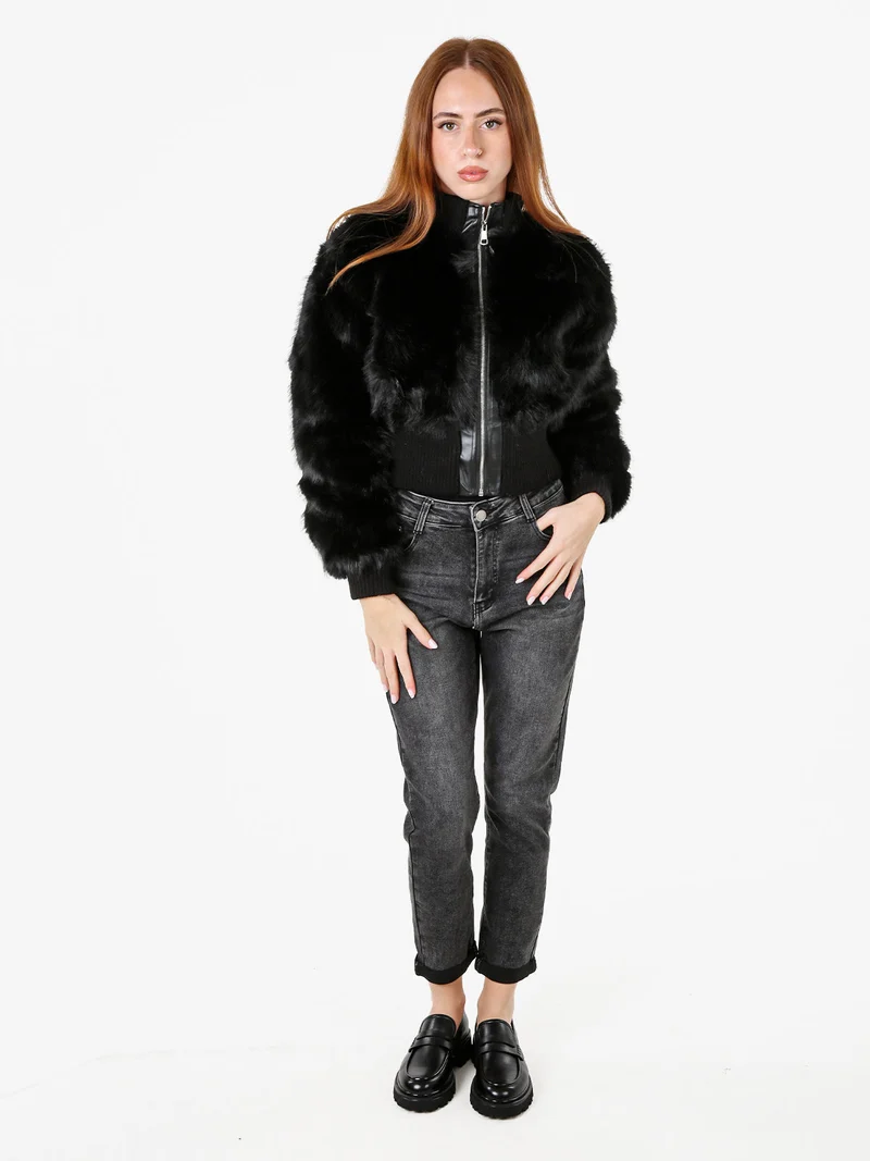 Giacca corta da donna in ecopelliccia con zip - nero