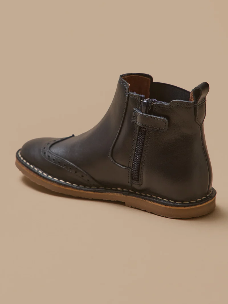 Mädchen-Boots mit Blütenkappe aus Leder