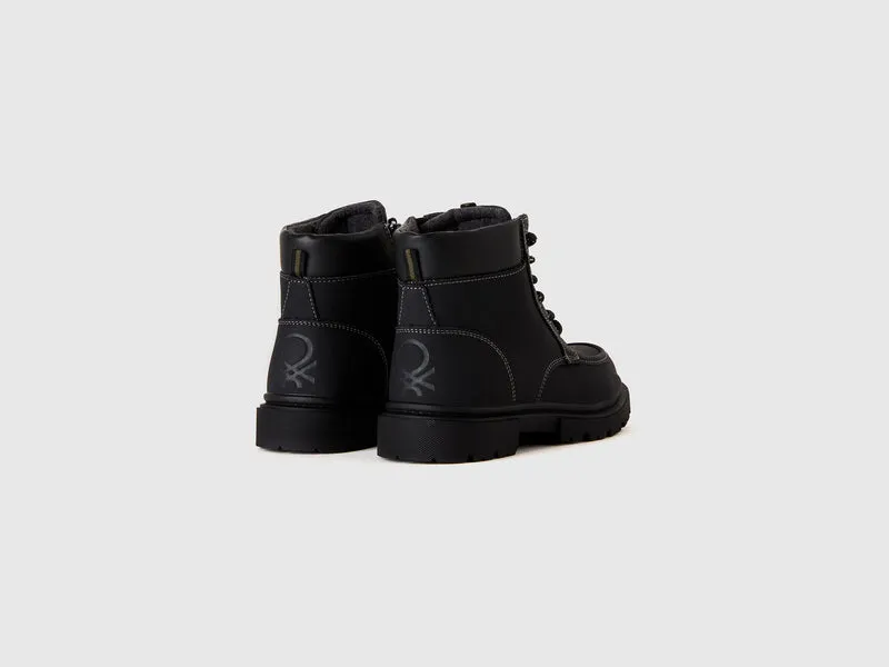 Schwarze Schnürstiefeletten