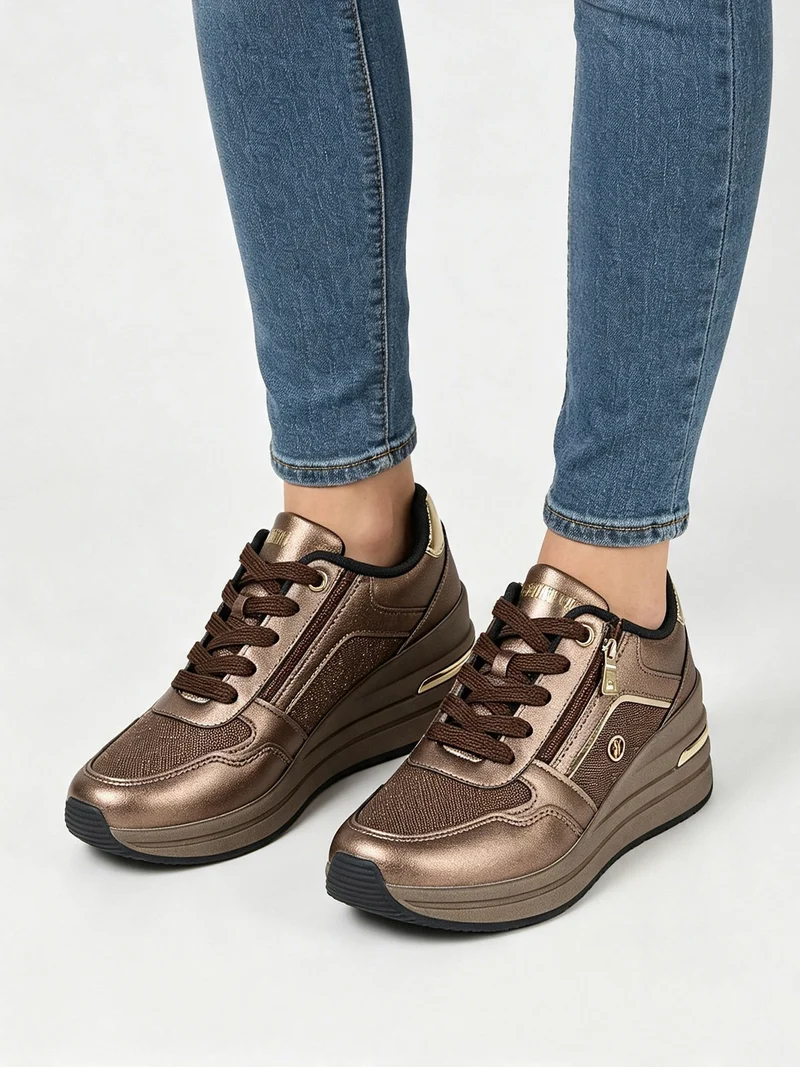 Sneakers donna in ecopelle con zeppa e dettagli brillantinati - bronzo