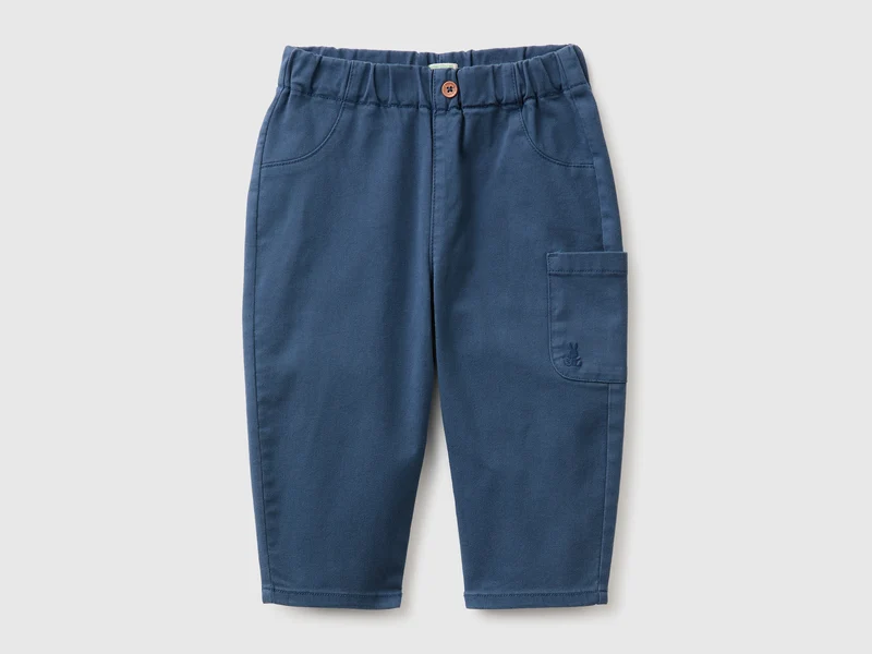Hose mit bestickter Tasche