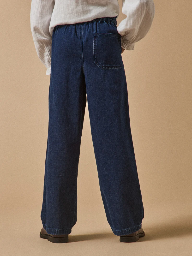 Mädchenhose aus leichtem Denim, weit geschnitten