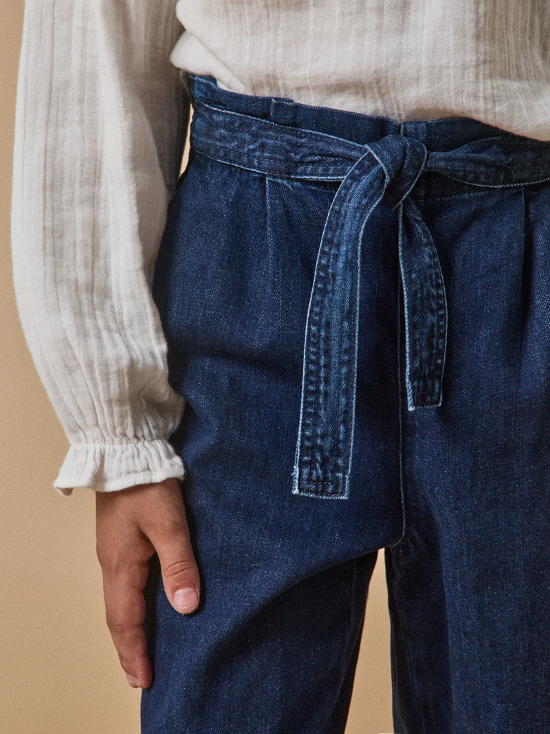Mädchenhose aus leichtem Denim, weit geschnitten