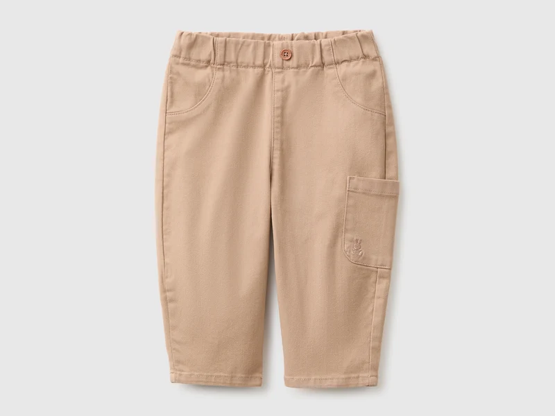 Hose mit bestickter Tasche