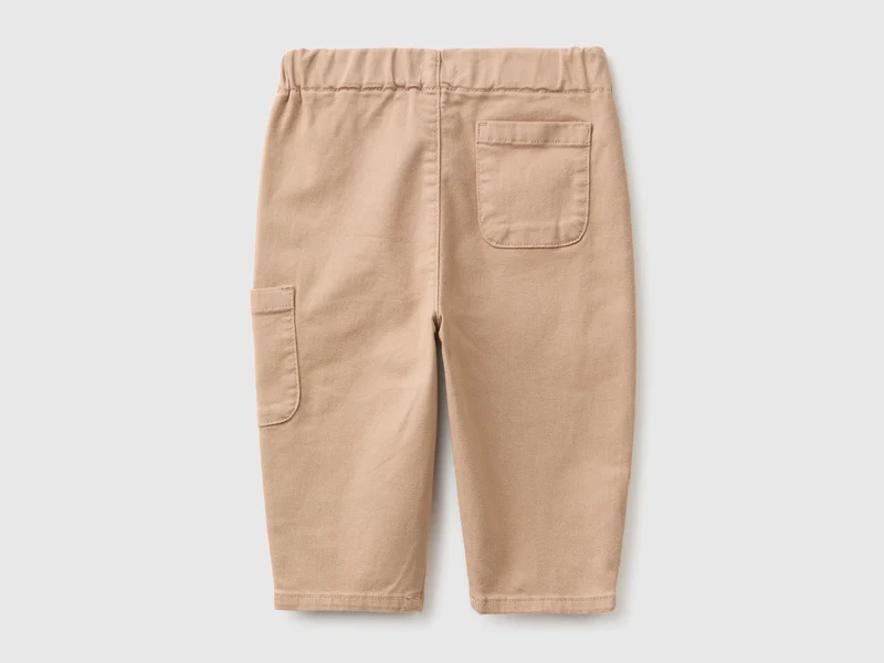 Hose mit bestickter Tasche