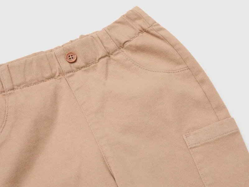 Hose mit bestickter Tasche