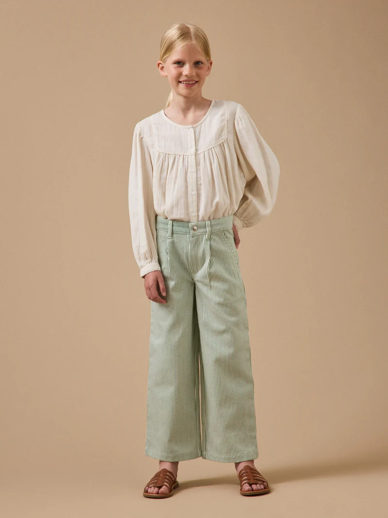 Mädchenhose mit Streifen, weit