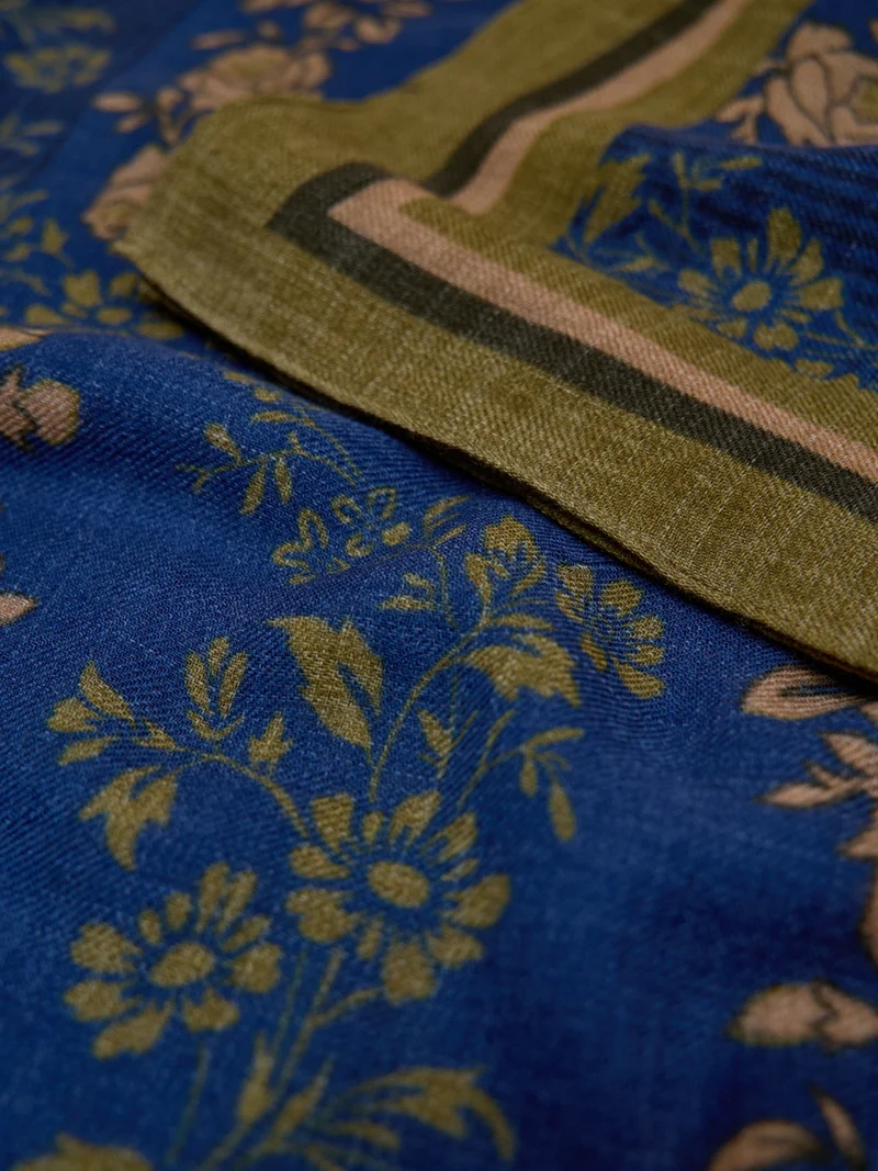 Damentuch aus Wolle mit Blumenprint