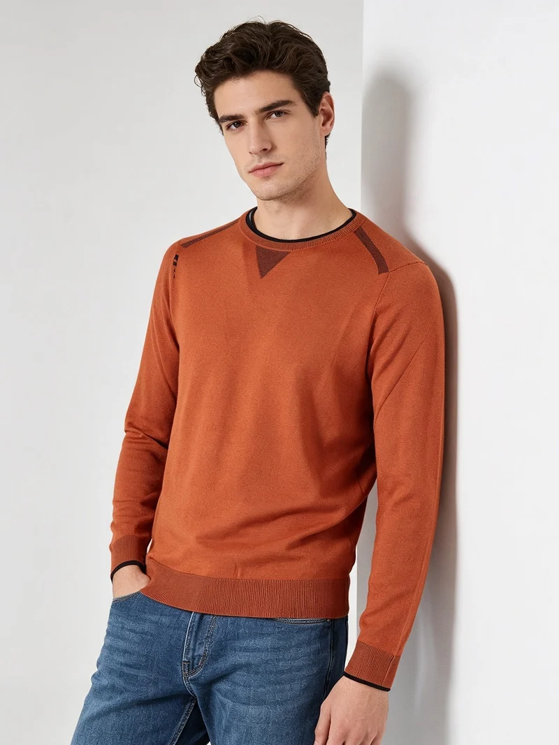 Pullover girocollo da uomo in maglia con toppe e bottoncini sui polsini - arancione