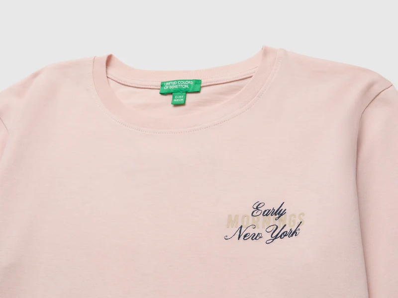 Bio-Baumwoll-T-Shirt mit Stickerei