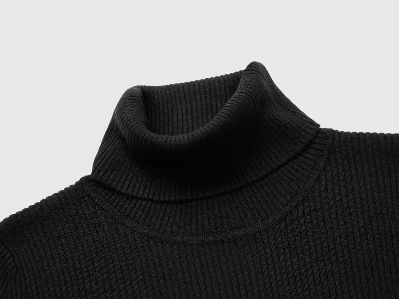 Rollkragenpullover aus einem Seiden-Woll-Gemisch mit Rippmuster