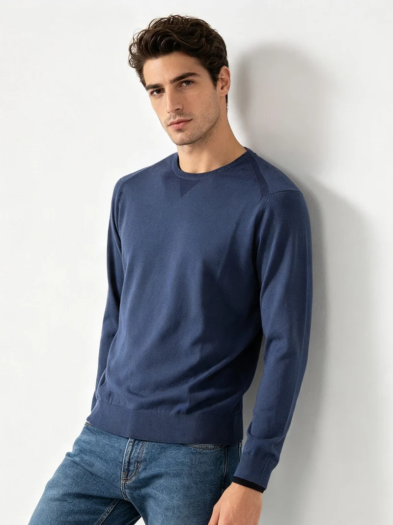 Pullover girocollo da uomo in maglia con toppe e bottoncini sui polsini - blu