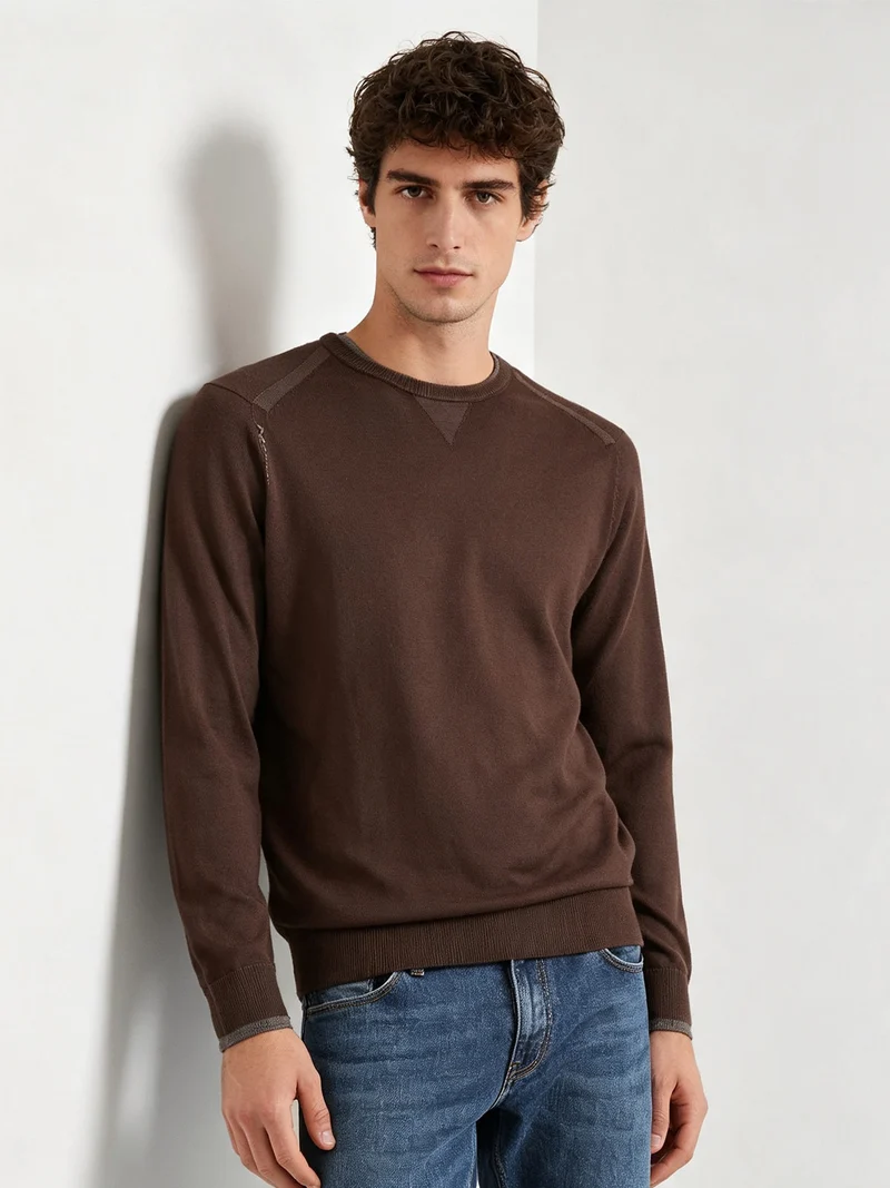 Pullover girocollo da uomo in maglia con toppe e bottoncini sui polsini - marrone