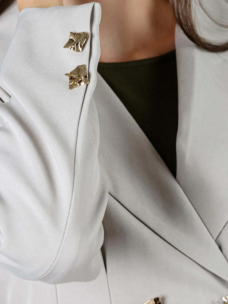 Blazer donna elegante con bottoni dorati a doppiopetto - beige