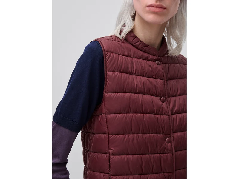 Leichte, schmal geschnittene, ärmellose Jacke