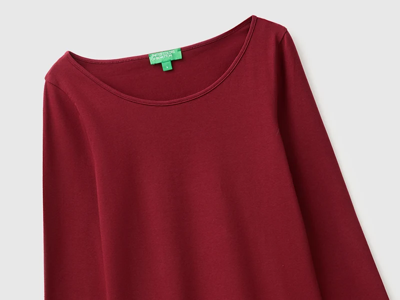 Schmal geschnittenes T-Shirt mit weitem Halsausschnitt
