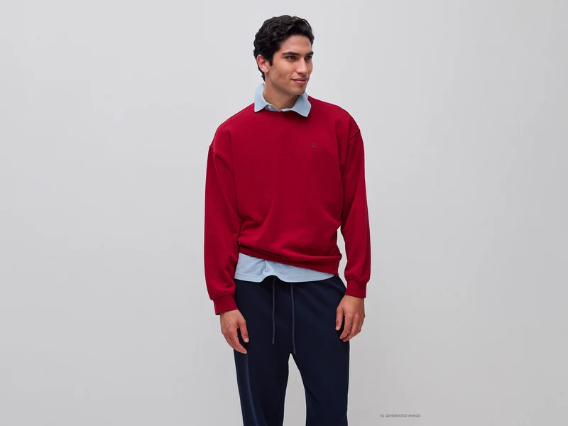 Geschlossenes Sweatshirt mit Logoaufnäher