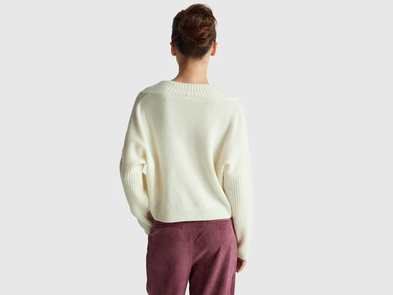 Pullover mit V-Ausschnitt und kastiger Passform