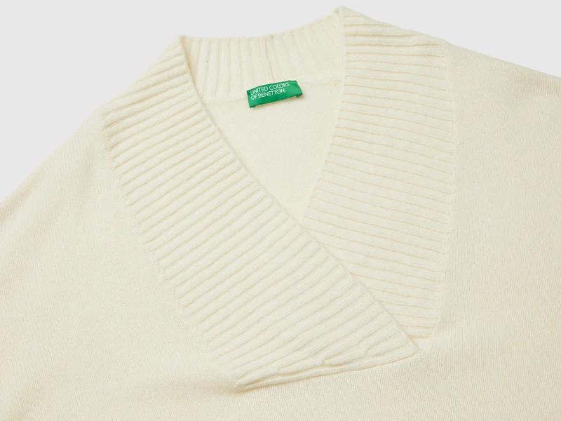Pullover mit V-Ausschnitt und kastiger Passform
