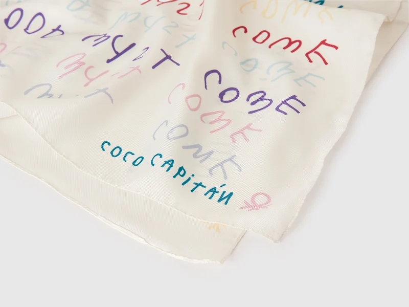 Cremefarbener Schal mit Coco Capitán-Schriftzug