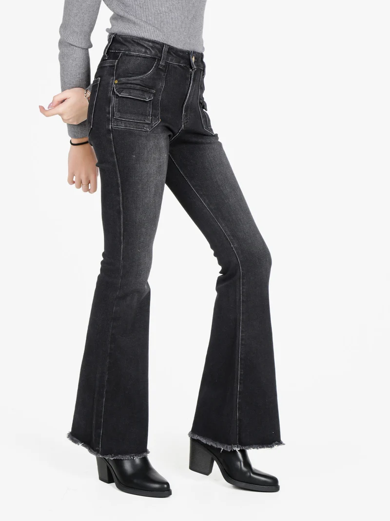 Jeans donna con tasche in vita e finale a zampa sfrangiato - nero